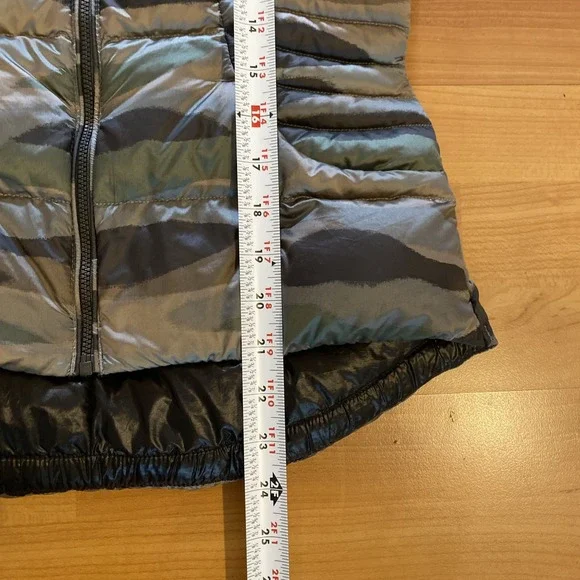 Lululemon Fluffin Awesome Puffer Vest Size 4 Full Zip Camo Goose Down Athleisure